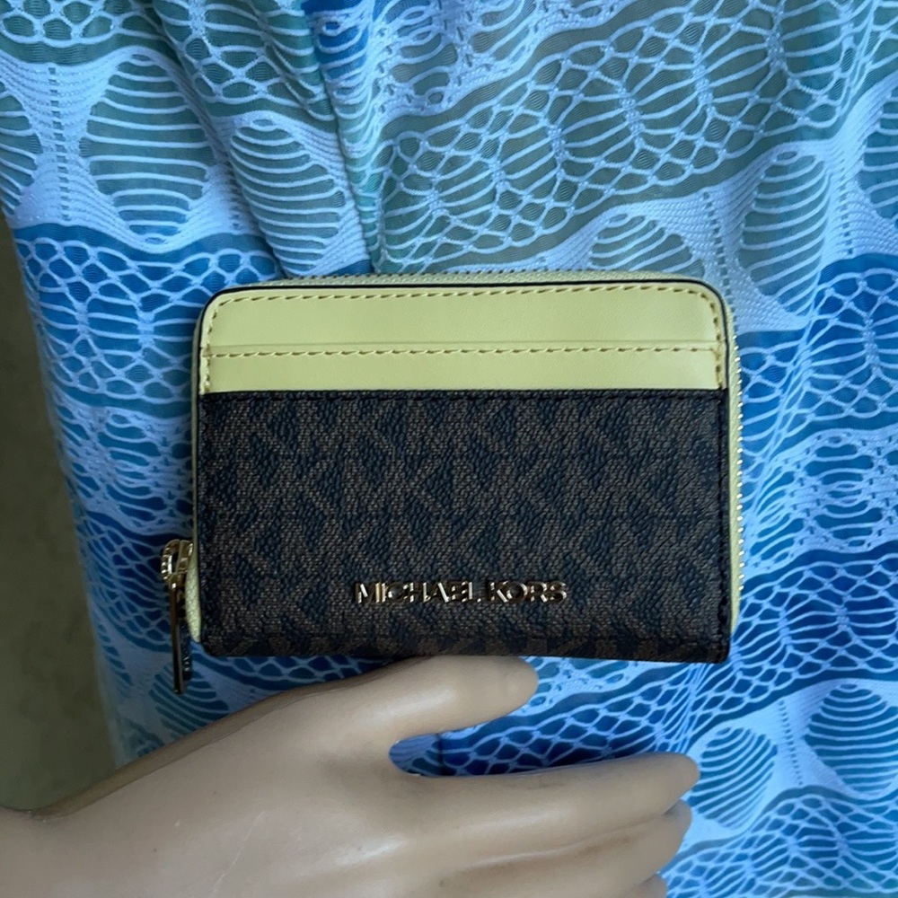 Michael Kors Medium Zip Around Card Case - Picture 13 of 16